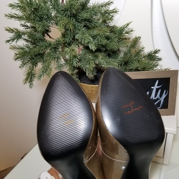 Steve Madden Vivvaa Gold Heels - Picture 8 of 8